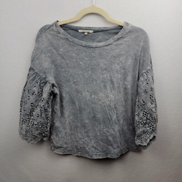 Gimmicks by BKE Washed Gray Eyelet Sleeve Blouse - Picture 1 of 2